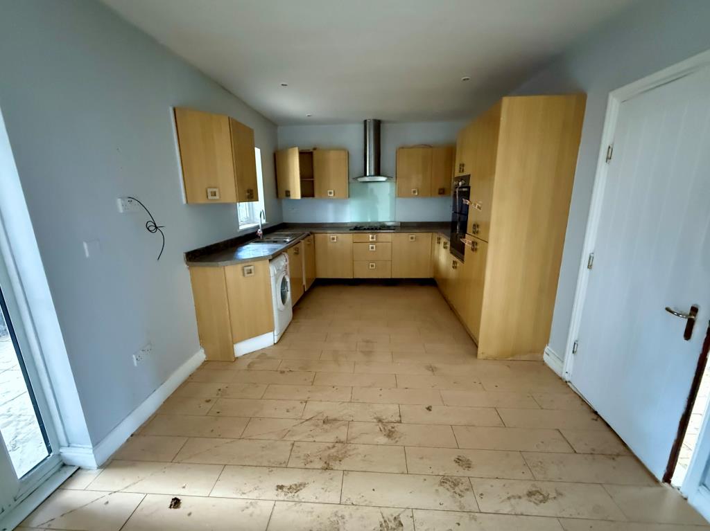 Lot: 57 - THREE-BEDROOM TERRACE HOUSE - Kitchen with fitted units